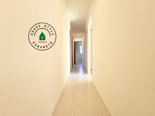 宇城市松橋町久具第1-2棟（2号棟）　の内装|階段からも明るい光が入ります。採光や通風も階段の重要な役割です。