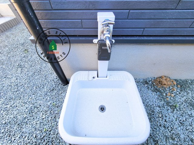 宇城市松橋町久具第1-2棟（2号棟）　のバルコニー|風をしっかりと感じられるバルコニーでは、毎日が洗濯日和です。広々としているので洗濯も楽しくなるでしょうし、気分転換にバルコニーからの眺めを楽しむのもいいでしょう。