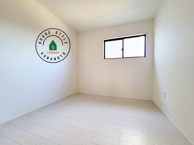 宇城市松橋町久具第1-2棟（2号棟）　の洋室|柔らかい陽光が差し込む明るいお部屋を演出する設計。彩光の取れる窓が気持ちの良いお部屋を創り上げます。