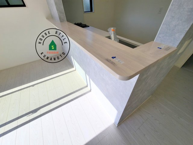 宇城市松橋町久具第1-2棟（2号棟）　のダイニング|キッチンから立ち込める香りが今日の料理を期待させます。