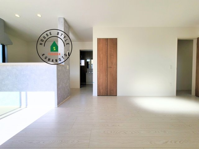 宇城市松橋町久具第1-2棟（2号棟）　の居間・リビング|ご家族を近くに感じられる対面キッチンのLDK。会話もはずみそうですね。