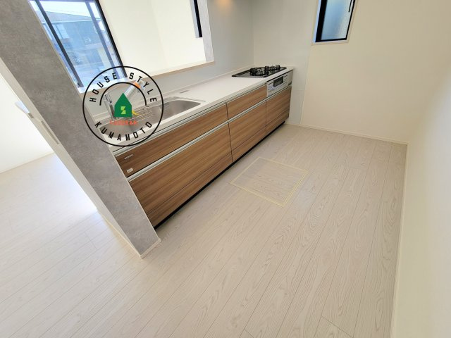 宇城市松橋町久具第1-2棟（2号棟）　のキッチン|ご家族を近くに感じられる対面キッチンのLDK。会話もはずみそうですね。