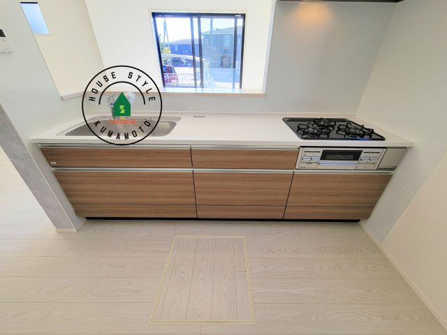 宇城市松橋町久具第1-2棟（2号棟）　のキッチン|ダイニングテーブルへの配膳がラクラク、お料理はかどるカウンター付きシステムキッチン！