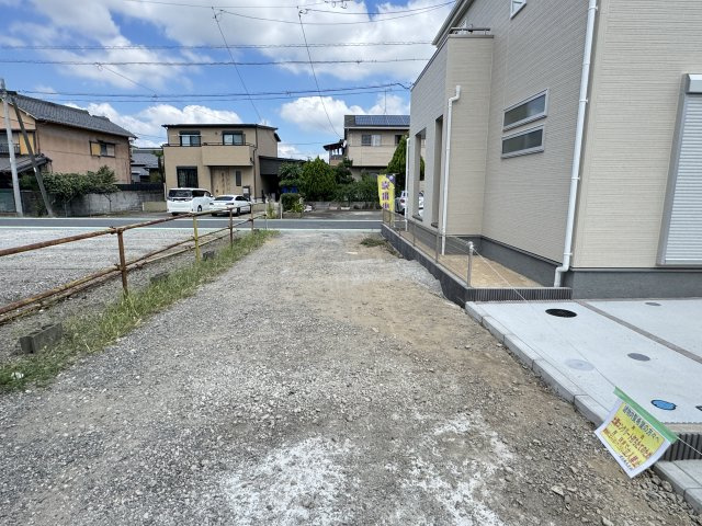 三郷市彦倉１丁目新築戸建【彦成小学校：4分】の前面道路含む現地写真|西側前面道路・アスファルト舗装予定