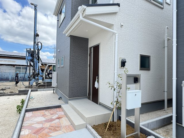 三郷市彦倉１丁目新築戸建【彦成小学校：4分】のエントランス|エントランス・玄関ポーチ