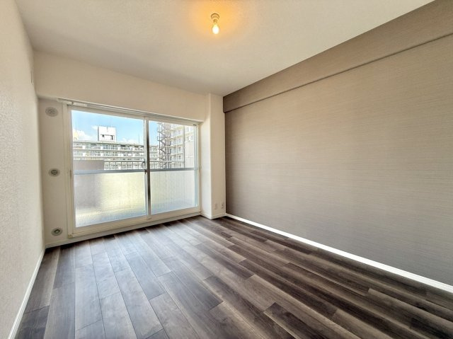 魚崎レックスマンション壱号棟の洋室|洋室約6.2帖　壁のクロスは床の色とマッチしたアクセントカラーを一部採用しており、モダンで落ち着きのある印象です。