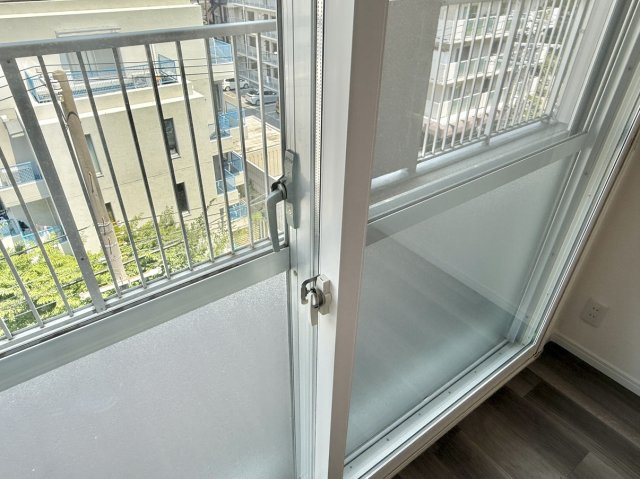 魚崎レックスマンション壱号棟の設備|リビングと洋室約6.2帖の掃き出し窓は2重サッシです。内側のガラスは複層ですので、断熱性向上に役立っています。