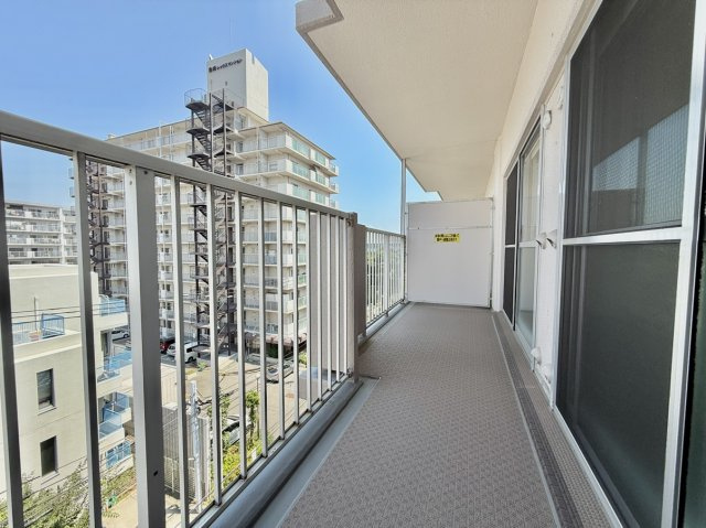 魚崎レックスマンション壱号棟のバルコニー|床や鉄柵部もすっきり綺麗なバルコニーです。