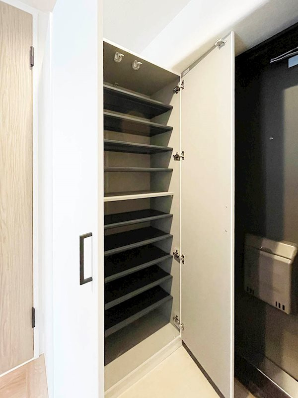 魚崎レックスマンション壱号棟の収納|2023年12月に新設されたシューズ入れは収納豊富なトール型です。玄関周りがスッキリとした印象を与える形、色合いです。