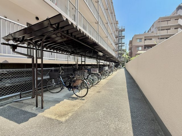 魚崎レックスマンション壱号棟の駐輪場|整然とした自転車置場には屋根があります。