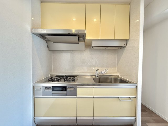 魚崎レックスマンション壱号棟のキッチン|システムキッチン　水栓内に浄水カートリッジが内蔵されています。三ツ口ガラストップコンロも清潔に保たれています。