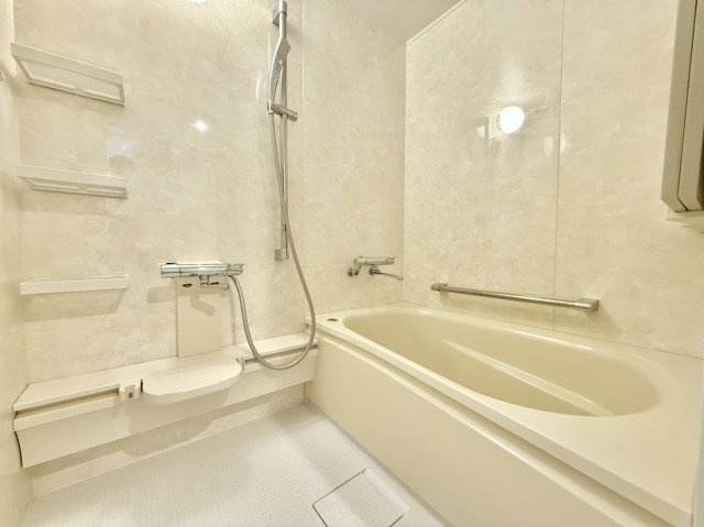 魚崎レックスマンション壱号棟の浴室|清潔感のある浴室です。浴槽はまたぎ易い高さ、壁には手すりもございますので、ご高齢の方の入浴にも配慮された造りとなっています。