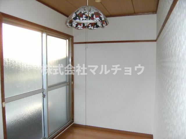 ビブレ下三栖の寝室|広くて明るい寝室