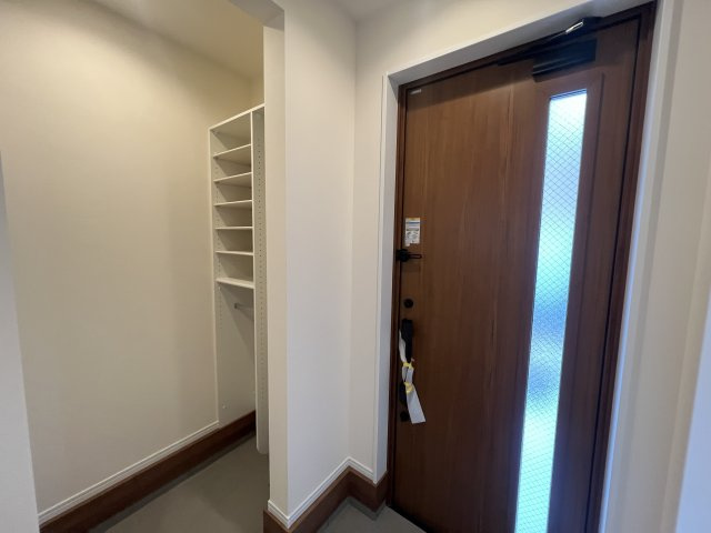 屋上ある生活って想像つきます？【藤沢市石川1丁目】新築戸建の玄関|収納もある玄関です