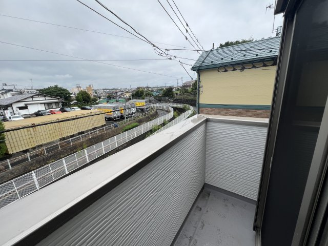 屋上ある生活って想像つきます？【藤沢市石川1丁目】新築戸建のバルコニー|暖かな日差しのふりそそぐバルコニー