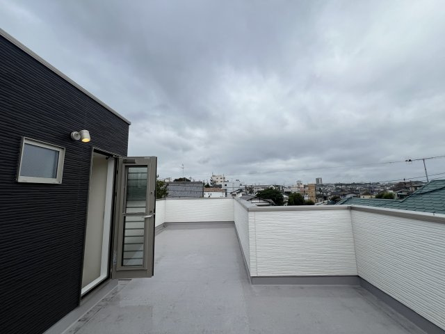 屋上ある生活って想像つきます？【藤沢市石川1丁目】新築戸建のバルコニー|陽当たり良好なバルコニーです