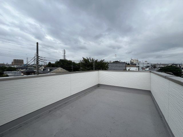 屋上ある生活って想像つきます？【藤沢市石川1丁目】新築戸建のバルコニー|バルコニーからの眺めを楽しみながら食事をしませんか