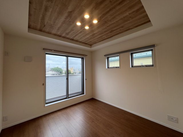 屋上ある生活って想像つきます？【藤沢市石川1丁目】新築戸建の洋室|落ち着いた色調の洋室です