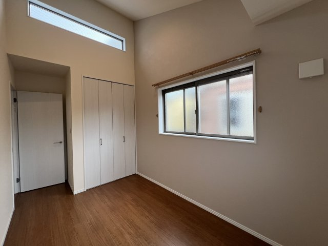 屋上ある生活って想像つきます？【藤沢市石川1丁目】新築戸建の洋室|落ち着いた色調の洋室です