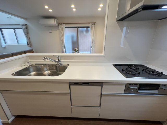 屋上ある生活って想像つきます？【藤沢市石川1丁目】新築戸建のキッチン|キッチンでお料理をお楽しみください