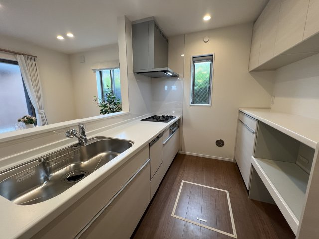 屋上ある生活って想像つきます？【藤沢市石川1丁目】新築戸建のキッチン|コンパクトなキッチンで掃除もラクラク