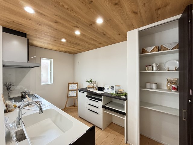 新築戸建　安東５丁目のキッチン|機能性とデザイン性を兼ね備えた対面式システムキッチン。忙しい毎日をサポートする充実の設備を完備。