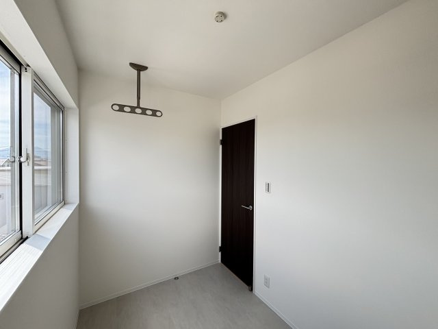 新築戸建　安東５丁目のその他|室内干しに対応したサンルームとランドリールームを備え、天候を気にせず洗濯が進みます。