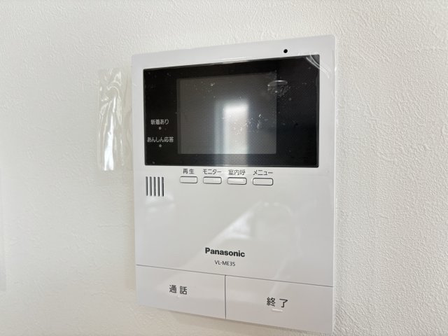 新築戸建　安東５丁目のセキュリティ|TVモニターで来訪者が確認できます。玄関を開ける前に相手がわかる安心のインターフォンです。