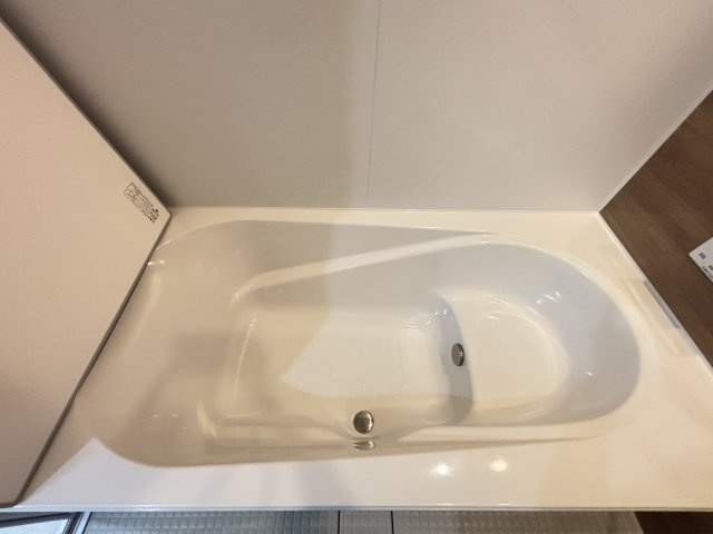 新築戸建　安東５丁目の浴室|ベンチ型浴槽が便利。足浴・半身浴・お子様の入浴サポートに使えてお風呂タイムが快適です。