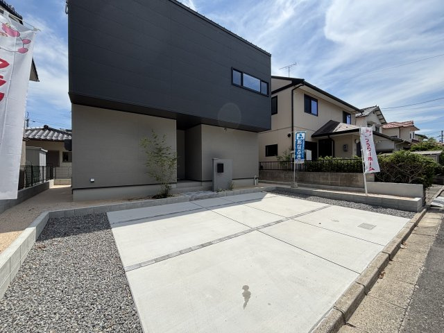 新築戸建　安東５丁目の駐車場|4台分のカースペースを確保。（車種による）来客時や複数台所有のご家庭にも使いやすいスペースです。
