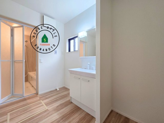 上益城郡嘉島町大字北甘木第1-2棟（16号棟）　の脱衣所|ゆとりの洗面スペースで朝の身支度もスムーズに。暮らしを快適に変えるシャワー付洗面台です！