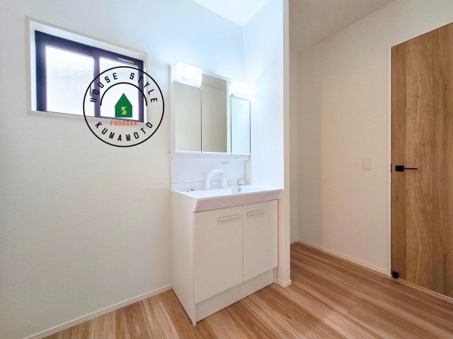 上益城郡嘉島町大字北甘木第1-2棟（16号棟）　の独立洗面台|毎日使うものだから清潔な空間を保ちたい水回り。洗面にはそんな願いを解消させてくれる収納アイデアが満載です。三面鏡の裏側にはキャビネットが現れ小物から背の高い物まで収納できます。