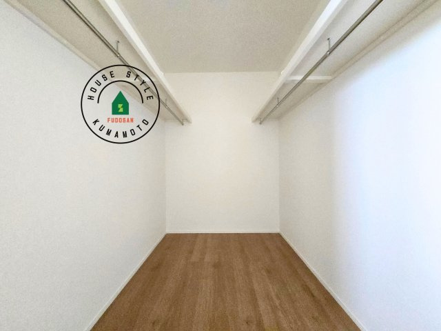 上益城郡嘉島町大字北甘木第1-2棟（16号棟）　の収納|洋服や大きな荷物が多い方や人数の多いご家族などは、一般的なクローゼットよりもウォークインクローゼットのほうが使い勝手が良いです。