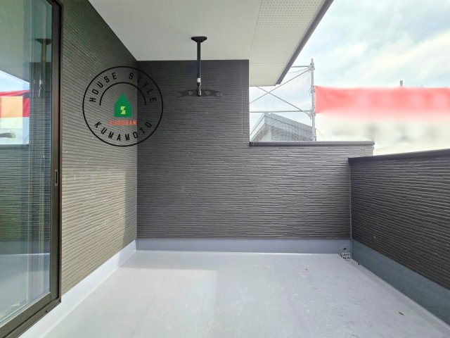 上益城郡嘉島町大字北甘木第1-2棟（16号棟）　のバルコニー|風をしっかりと感じられるバルコニーでは、毎日が洗濯日和です。広々としているので洗濯も楽しくなるでしょうし、気分転換にバルコニーからの眺めを楽しむのもいいでしょう。