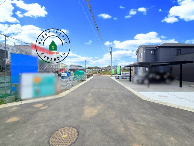 上益城郡嘉島町大字北甘木第1-2棟（16号棟）　の前面道路含む現地写真|前面道路は閑静な住宅地をはしる車通りの少ない道路。お車の出し入れが苦手なママや小さなお子様にも安心ですね。しっかり舗装もされているので、ベビーカーや自転車で通っても快適に通行できます。