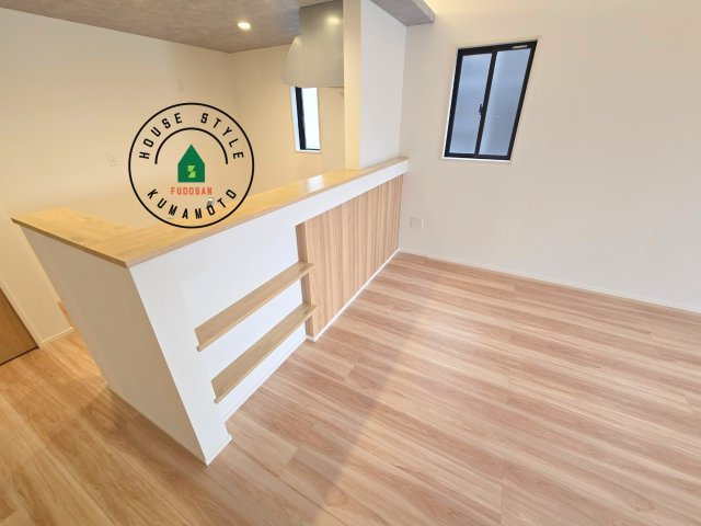 上益城郡嘉島町大字北甘木第1-2棟（16号棟）　のダイニング|キッチンから立ち込める香りが今日の料理を期待させます。