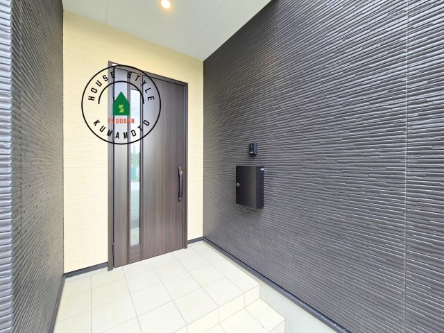 上益城郡嘉島町大字北甘木第1-2棟（16号棟）　の玄関|おでかけの時も帰った時も、「我が家」を最初に感じでもらえる素敵な空間に。