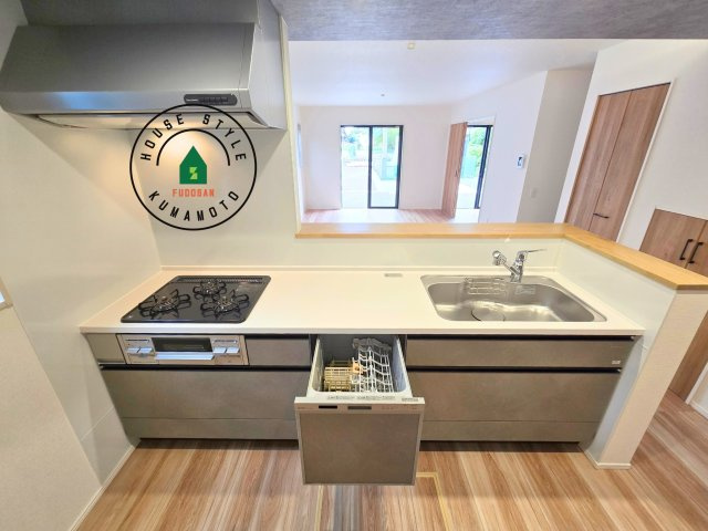 上益城郡嘉島町大字北甘木第1-2棟（16号棟）　のキッチン|ダイニングテーブルへの配膳がラクラク、お料理はかどるカウンター付きシステムキッチン！