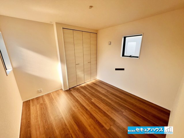 【今からご案内可能】東海市養父町大木之本 全2棟 2号棟の洋室|家族一人ひとりの大切なプライベート空間。趣味に合わせて使って頂けるようシンプルに仕上げてあります。暮らし心地を大きく左右する収納を、適材適所に配置し使い勝手を考慮しました。　