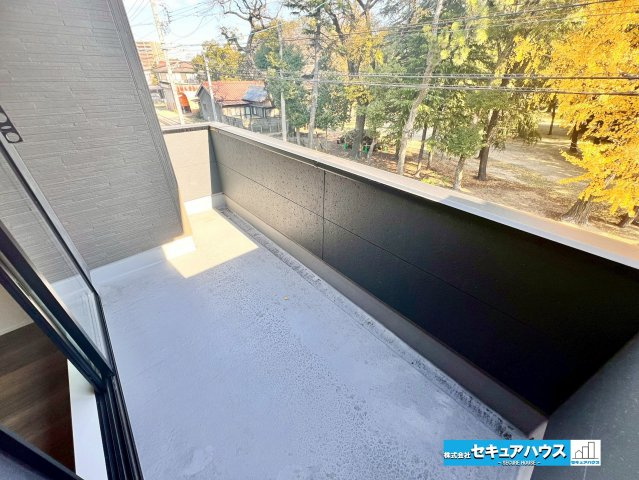 【今からご案内可能】東海市養父町大木之本 全2棟 2号棟のバルコニー|【バルコニー】
◆見晴らしもよく、太陽の温かな温もりをめいっぱい受け止めてくれます。
太陽の光と爽やかな風を受けたお洗濯物はあっという間に乾き、取りこむ時には太陽の匂いを感じられそうですね。　　