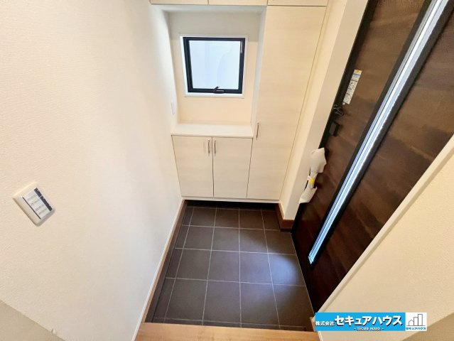 【今からご案内可能】東海市養父町大木之本 全2棟 2号棟の玄関|【玄関】
◆光が差し込み明るいです。気分も晴れやかになりますね。
◆玄関には、収納力のあるシューズボックスがございます。玄関まわりがすっきり片付きます。　