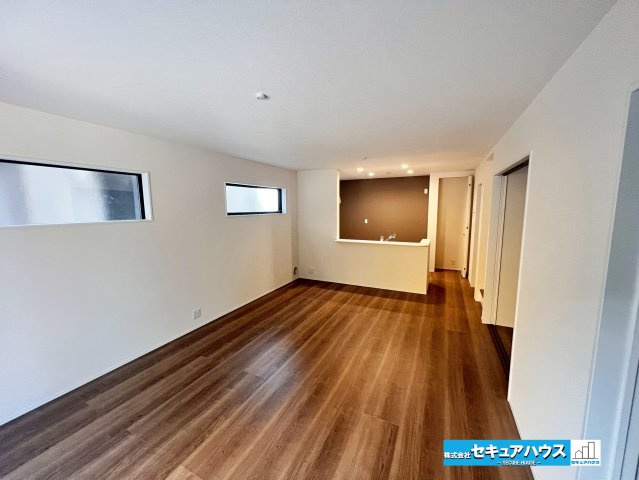 【今からご案内可能】東海市養父町大木之本 全2棟 2号棟の居間・リビング|【LDK】
●広々としたリビング大切な人とのひと時をお過ごしください♪
●キッチンから家族の様子が見えるカンターキッチン