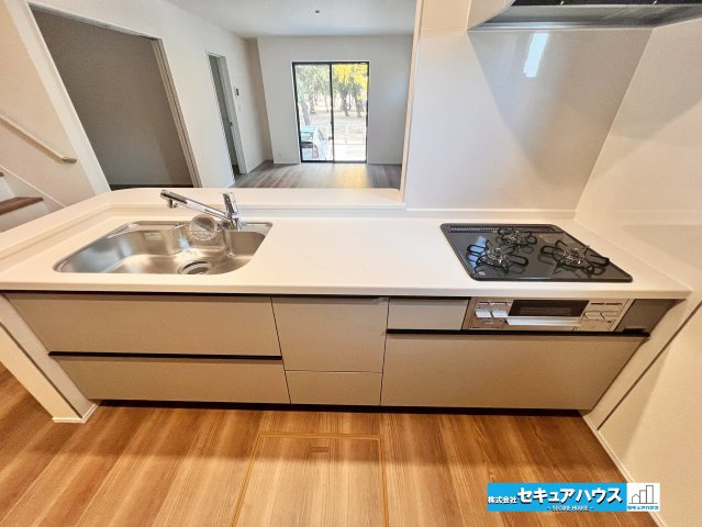 【今からご案内可能】東海市養父町大木之本 全2棟 2号棟のキッチン|【キッチン】
料理もしやすいシステムキッチン。
奥行きもあり、ストレスなく家事ができます♪