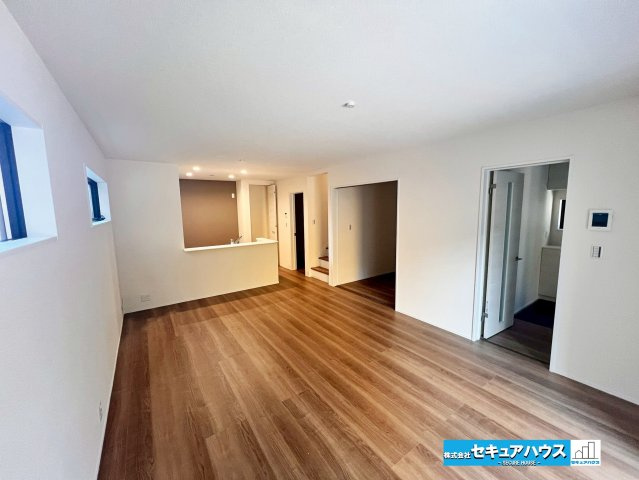 【今からご案内可能】東海市養父町大木之本 全2棟 2号棟の居間・リビング|事前予約にて現地ご見学いただけます！お気軽にお問い合わせください♪
■株式会社　セキュアハウス■
住宅ローンに強く、知識、経験豊富なスタッフ在籍
お客様に寄り添い、ご成約後もサポート致します。