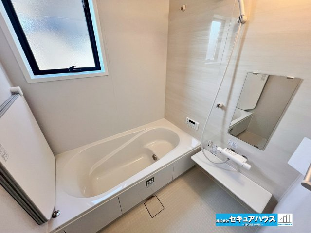 【今からご案内可能】東海市養父町大木之本 全2棟 2号棟の浴室|【浴室】
◆アクセントパネルで落ち着きのある雰囲気を演出します。毎日の疲れを癒やすバスタイムをお楽しみ下さい！
窓付きで、カビの繁殖を抑える効果があります。また、空間を明るく広く見せる効果もあります。