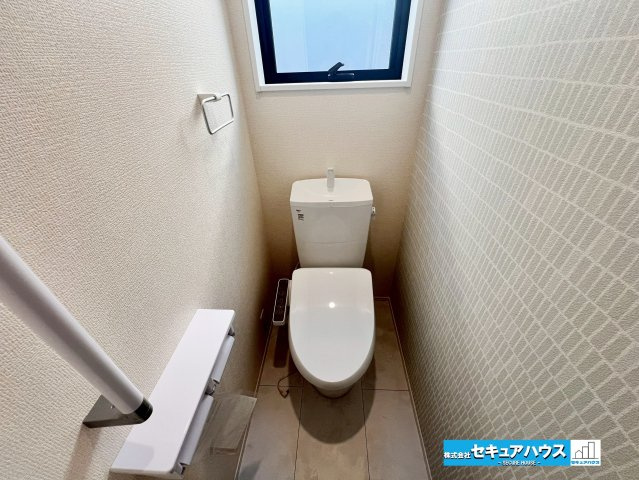 【今からご案内可能】東海市養父町大木之本 全2棟 2号棟のトイレ|【高機能トイレ】
◆高機能トイレの多くは便器のフタの開閉が自動であり、使用後に手動で水を流す面倒もなく非常に便利です。スタイリッシュな見た目で、お掃除しやすく、節水効果が高いです。