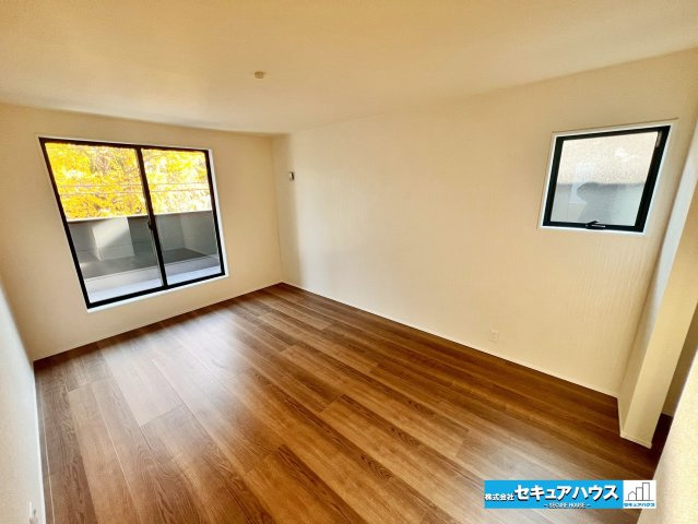 【今からご案内可能】東海市養父町大木之本 全2棟 2号棟の洋室|広々とした居住空間は日々の暮らしを彩り、心のやすらぎと満足感を与えてくれます。通風と採光を考慮した設計は子供たちはのびのび育ち、家族でくつろぎと団らんを生み出します。