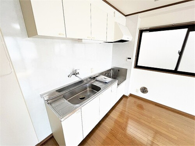 【キッチン】 | グランドールアサヒ | 窓のある明るいキッチン　※2022年9月撮影