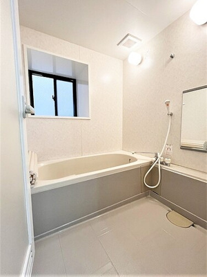 【浴室】 | グランドールアサヒ | 窓があり換気の良いバスルーム　※2022年9月撮影