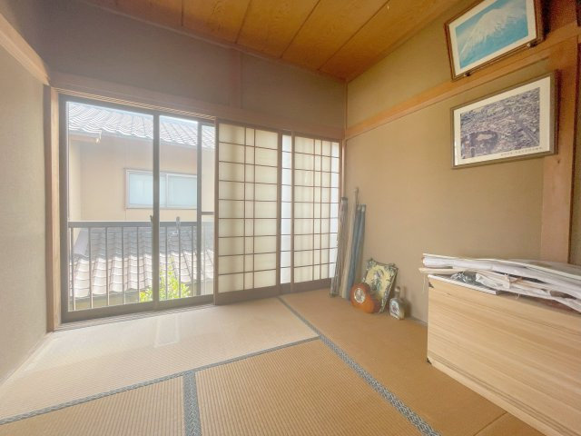 中古戸建　熊谷市中西1丁目の和室|6帖の和室！大きな掃き出し窓からたっぷり陽の光が入る明るいお部屋です！